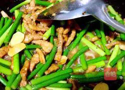 Illustration of how to make shredded pork with garlic sprouts 6