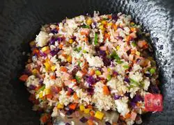 Illustration of how to make fried rice with seasonal vegetables 8