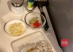 Illustration of how to make olive oil garlic shrimp 1