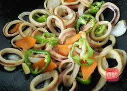 Recipe for stir-fried squid rings with green peppers and onions Illustration 7