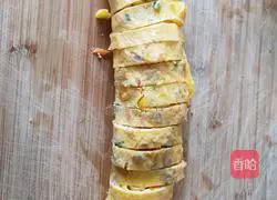 Illustration of how to make colorful egg rolls 14