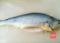 Braised Yellow Croaker# Illustration of how to make New Year's Eve dinner 3
