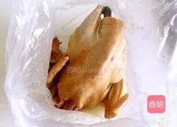 Illustration of how to make salt-baked chicken 4