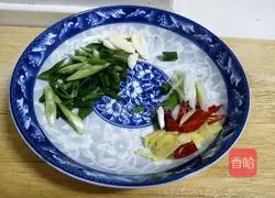 Illustration of how to stir-fry shredded pork with garlic 3