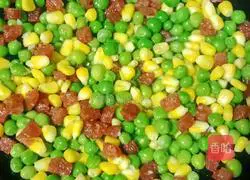 Illustration of how to make fried peas and sausage 12