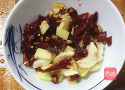 Illustration of how to make braised chicken feet 1