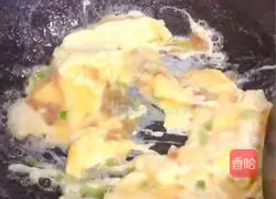 Illustration of how to make scrambled eggs with preserved vegetables 4