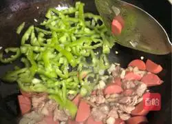 Illustration of how to make fried peppers, fried meat and ham sausage 3