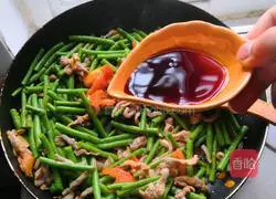 Illustration of how to make fried beans and meat 9