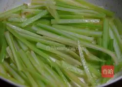 Illustration of how to make fried shredded pork with celery 5