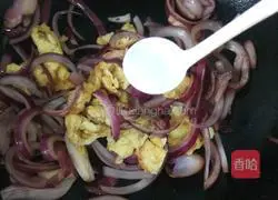 Illustration of how to make fried onions and eggs 8