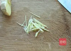 Illustration of how to make fried shredded pork with celery 5