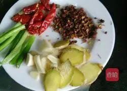 Illustration of how to make salted fish and eggplant stew 3