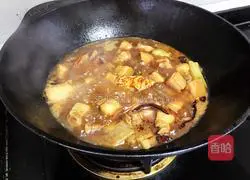 Illustration of how to make bean curd, braised pork and stewed with dried bean knots 13