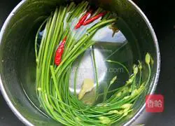 Illustration of how to stir-fry minced meat with chives and moss 3