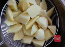 Illustration of how to make shredded potatoes 3