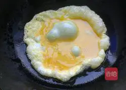 Illustration of how to make scrambled eggs with okra 3