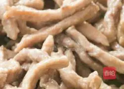 Illustration of how to make shredded pork with Beijing sauce 2