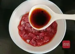 Illustration of how to make stir-fried beef with diced celery 4