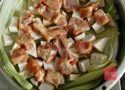 Illustration of how to make super fragrant powder, taro and millet fragrant pork ribs 6