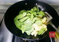 Illustration of how to cook potatoes and fried beans 4