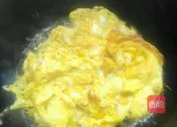 Illustration of how to make fried eggs with leeks 3