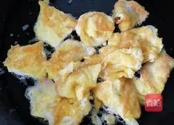 Illustration of how to make scrambled eggs with lettuce 8