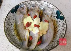 Illustration of how to make steamed small yellow croaker 4