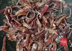 Illustration of how to make fried shredded pork with colored pepper 14