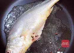 Illustration of how to cook yellow croaker with homemade sauce 6