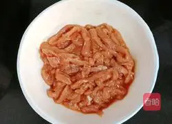 Illustration of how to stir-fry shredded pork with colored pepper 7