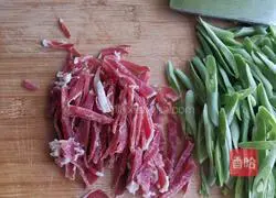 Illustration of how to make fried shredded kidney beans with bacon 3