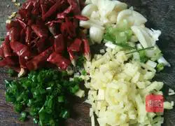 Illustration of how to make fried meat with dried pepper 2