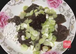 Illustration of how to cook pork liver and blood vegetables 3