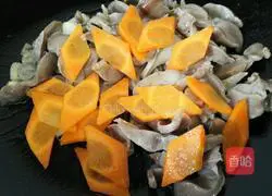 Illustration of how to make fried chicken gizzards with green peppers and carrots 4