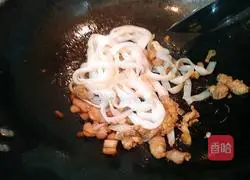 Artemisia Illustration of how to make fried rice noodles with lean meat 5