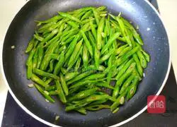 Illustration of how to stir-fry shredded pork with green beans 15