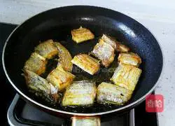 Illustration of how to cook hairtail with carrots 5 