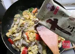 Illustration of how to make scrambled eggs with mushrooms 12