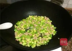 Illustration of how to make diced celery meat 8