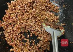 Illustration of how to make spicy mushroom beef sauce 5