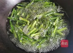 Illustration of how to make fried beef with asparagus 3