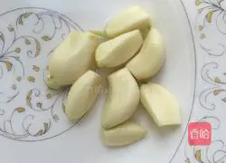 Illustration of how to make garlic white meat 6