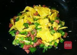 Illustration of how to make fried eggs with green pepper and ham 8