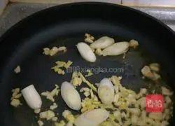 Illustration of how to stir-fry green beans with olives, vegetables and minced meat 2