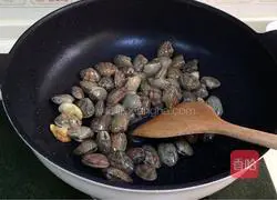 Illustration of how to make fried clams with red glutinous rice 4