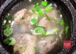 Illustration of how to stew big bones with pickled cabbage 10