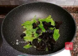 Illustration of how to make lettuce, fungus and scrambled eggs 10
