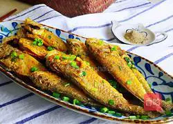 Illustration of how to make yellow croaker with salt, pepper, chives and onions 7