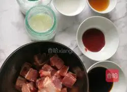 Illustration of how to make sweet and sour pork ribs 1